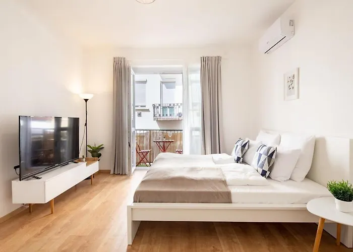 Central - Fresh Home With Balcony